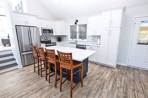 Grand réfrigérateur, micro-ondes, four, plaque de cuisson