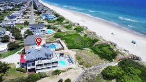 Ein Strandgrundstück mit Pool, Strand und Promenadenweg.