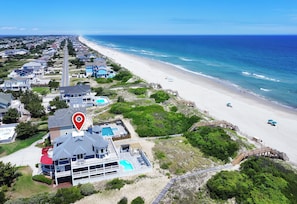 Une propriété située en bord de mer, dotée d’une piscine, d’une plage et d’une promenade en bord de mer.