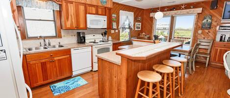 Een koelkast, een magnetron, een oven, een kookplaat