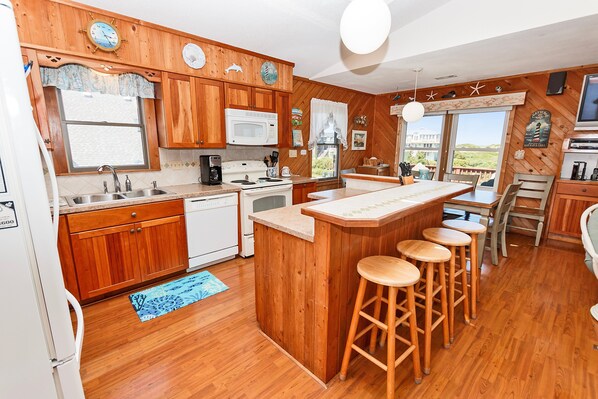 ثلاجة، ميكروويف، فرن، موقد طهي مسطح