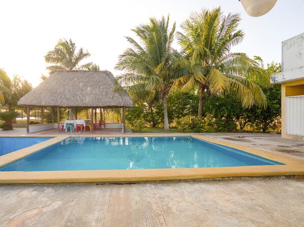 Una piscina al aire libre