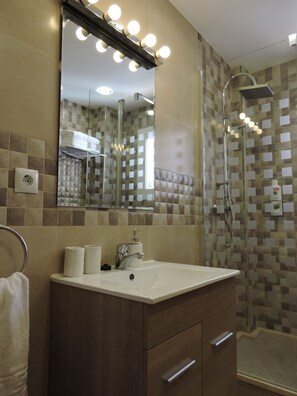 Dusche, Haartrockner, Bidet, Handtücher