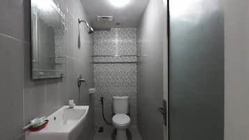 Standard Twin Room | Bathroom | Shower, towels