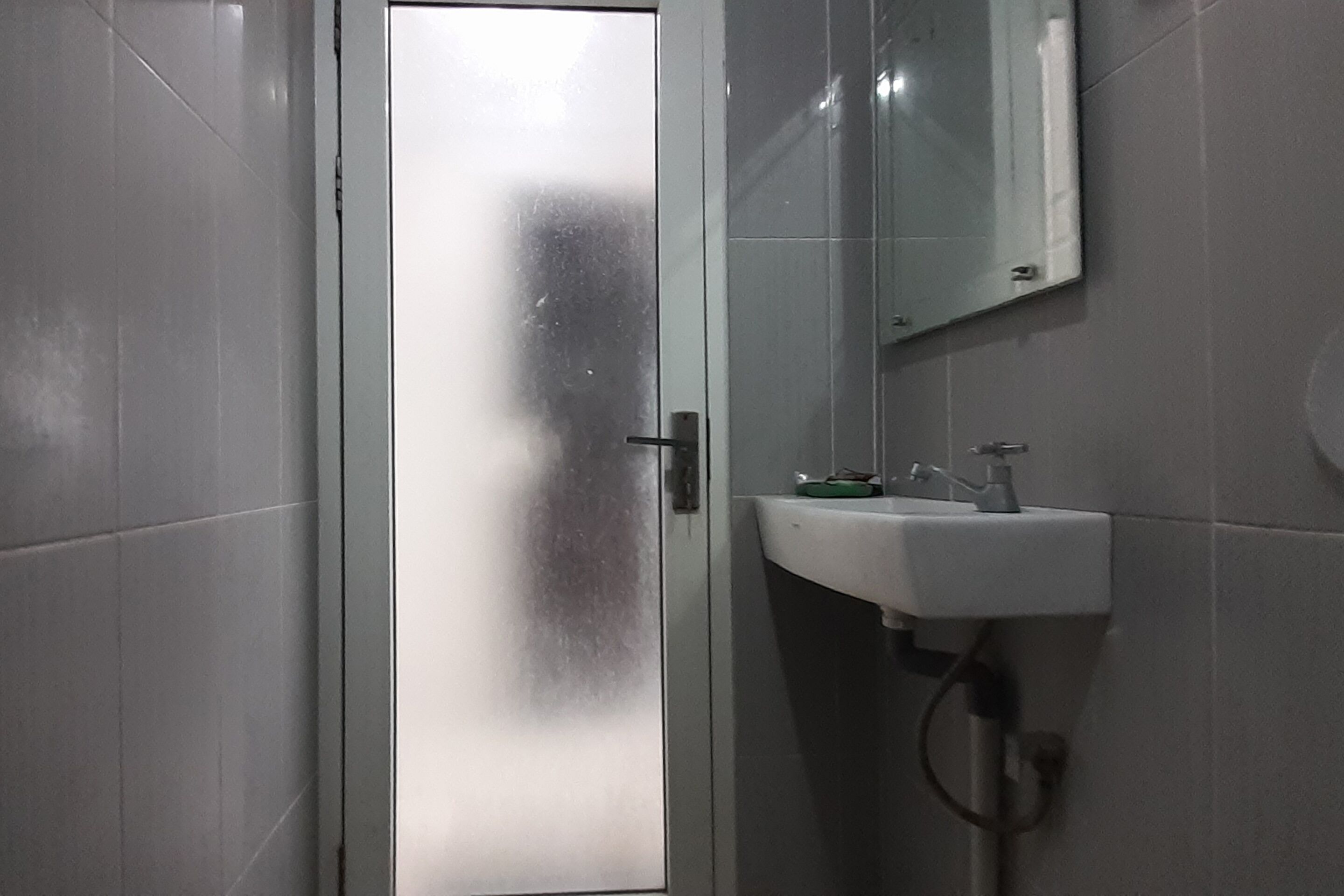 deluxe twin room | bathroom | shower, towels