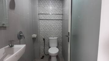 Deluxe Twin Room | Bathroom | Shower, towels