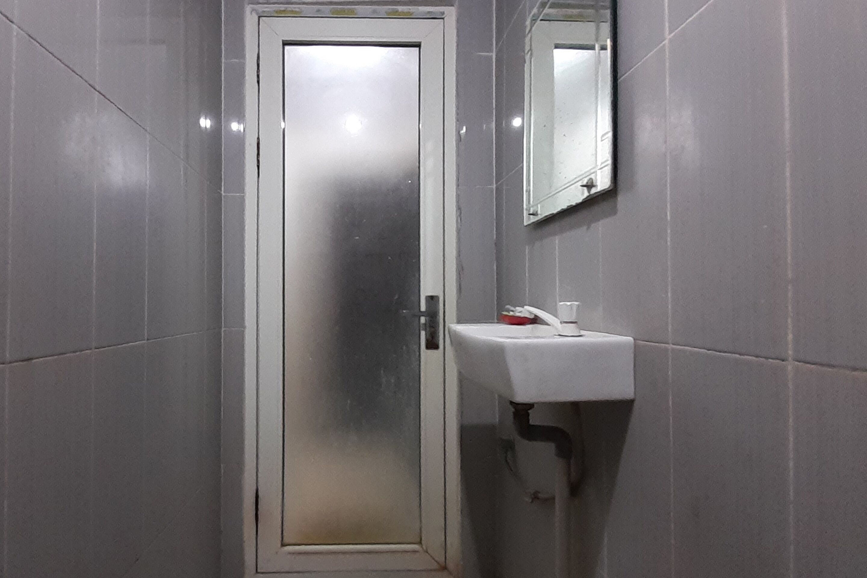 standard twin room | bathroom | shower, towels