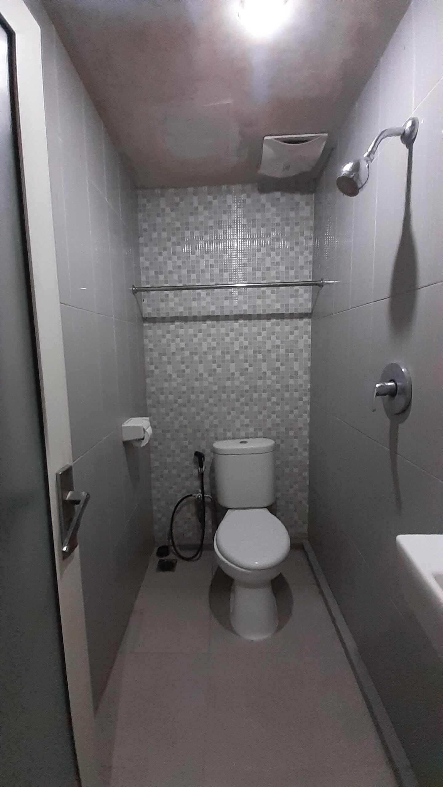 standard double room | bathroom | shower, towels