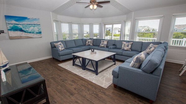 TV - Semi-Oceanfront, Private Pool with Cabana! Ocean Views! Pool Table, 126, Newmania (Corolla)