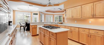 Coconut palm house - 5 Bedroom Private Pool Home- Dog Friendly!