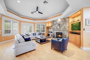 Living area - Coconut palm house - 5 Bedroom Private Pool Home- Dog Friendly! (Captiva)