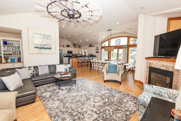 TV, DVD player, books, stereo - Oceanside, Private Pool, ELEV, Hot Tub, Corolla Light Amenities, BH6, Sunny Rays (Corolla)