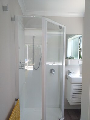 Een haardroger, handdoeken, toiletpapier