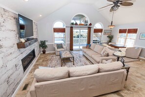 Télévision, cheminée, vidéothèque, chaîne hi-fi