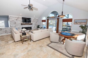 電視、壁爐、影像庫、音響