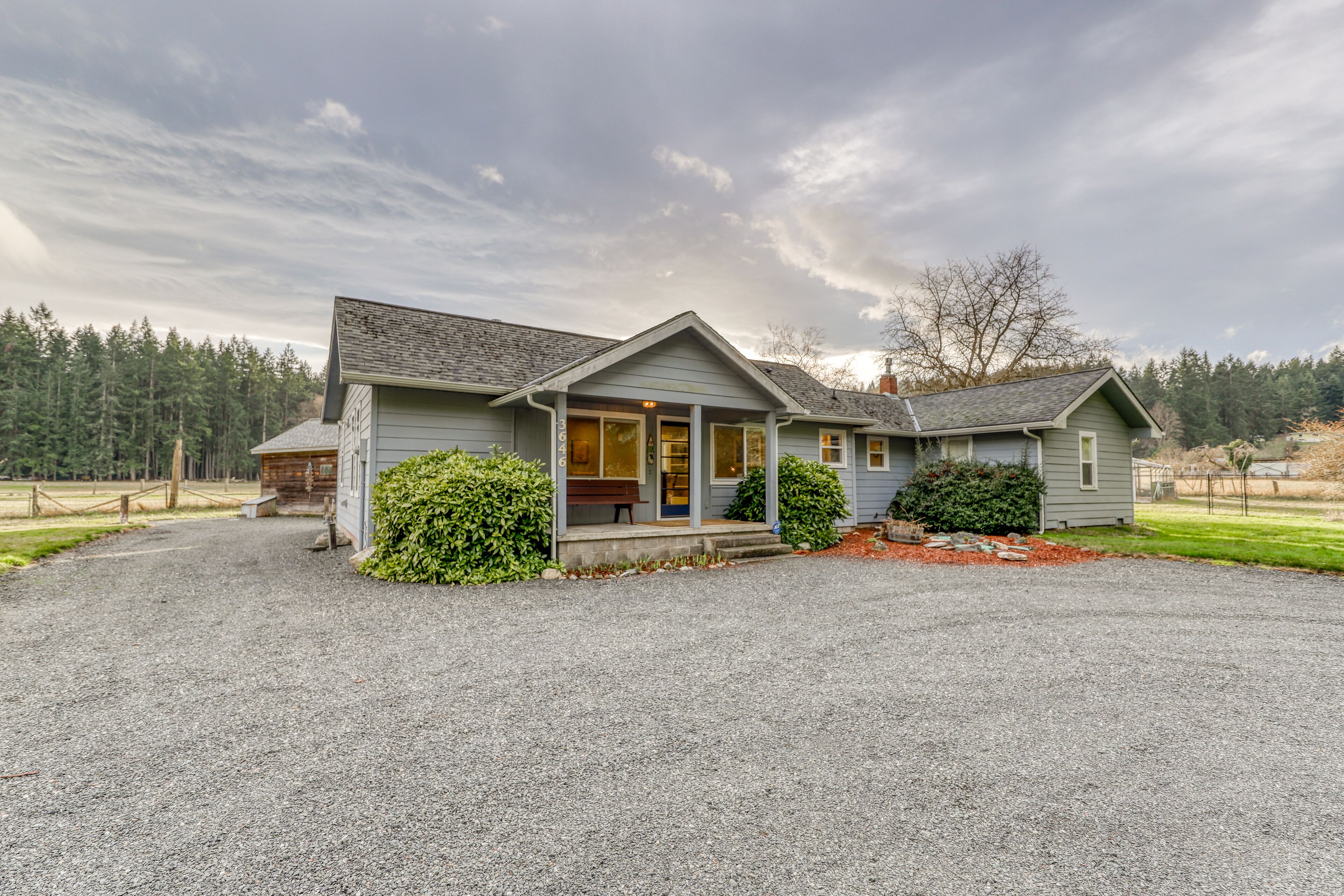 Charming, dog-friendly, restored farmhouse with large backyard