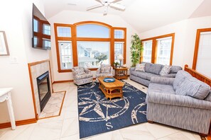 TV, peis, filmbibliotek og stereoanlegg