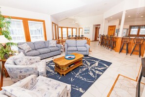 TV, peis, filmbibliotek og stereoanlegg