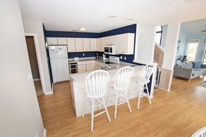Fridge, microwave, oven, stovetop - Oceanside, 485 ft to Beach Access, Community Amenities, 609, Black Dog (Corolla)