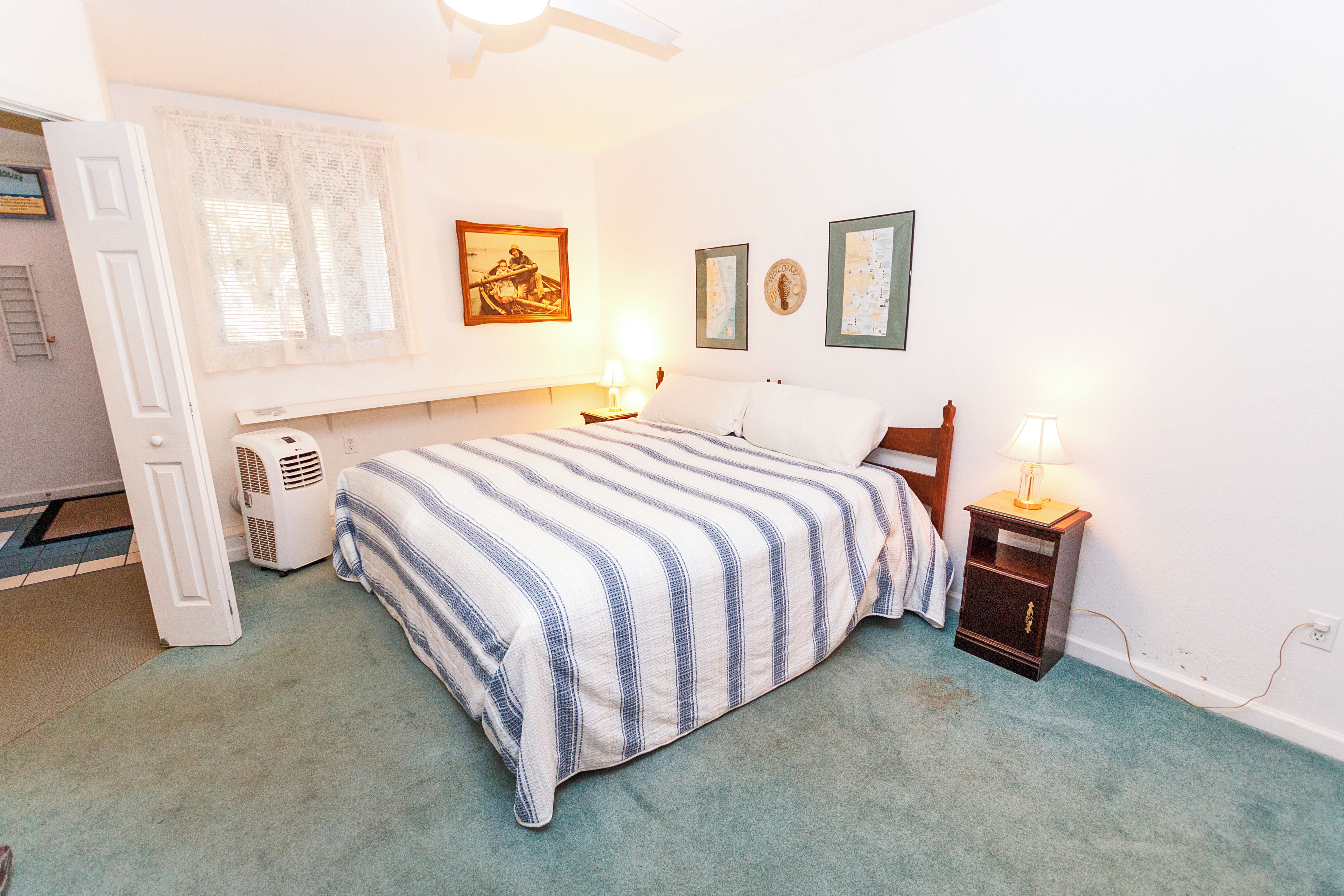 Une chambre à coucher avec un lit, des lampes de chevet, un radiateur et des éléments de décoration murale.
