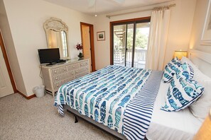 4 chambres, fer et planche à repasser, lit de bébé portatif