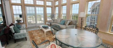 Flatskjerm-TV, peis, DVD-spiller og fotballspill