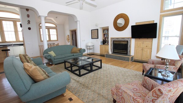 Flatscreentelevisie, een open haard, een dvd-speler en tafelvoetbal