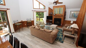 TV, peis, filmbibliotek og stereoanlegg