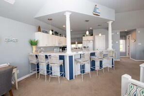 Großer Kühlschrank, Mikrowelle, Ofen, Herdplatte