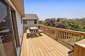 A wooden deck with a table and chairs, overlooking a residential area with houses and trees. - Semi-Oceanfront, Close to Beach, Dogs Welcome, SA8, Berry (Duck)