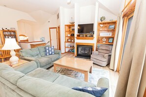 TV, DVD player - Soundside, Pool, Hot Tub, Dogs Welcome! MS160, Almost Heaven (Corolla)