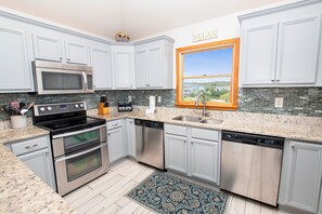 Full-size fridge, microwave, oven, stovetop