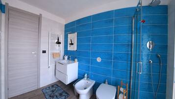 Doccia, set di cortesia gratuito, asciugacapelli, bidet