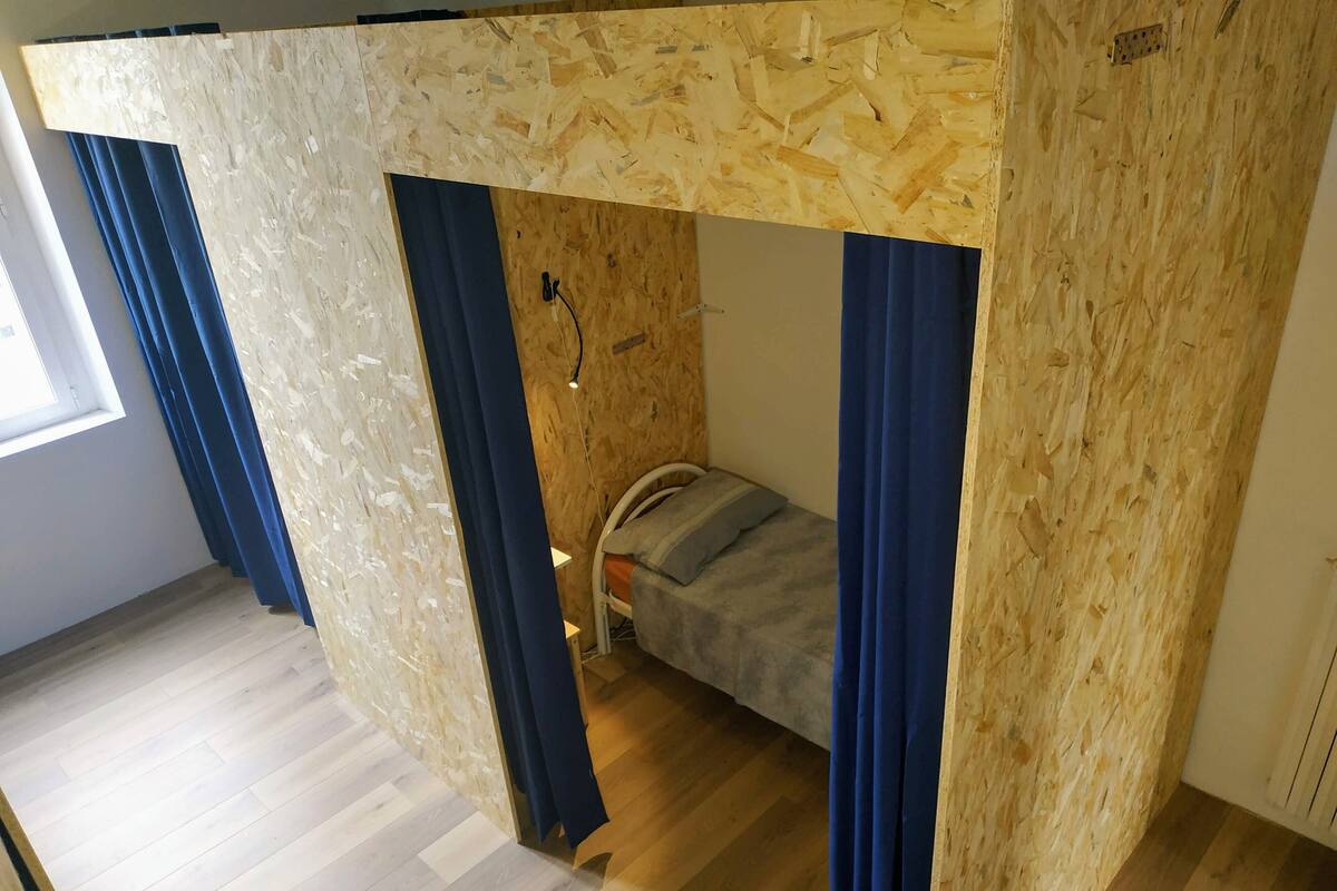 Dormitorio compartido, dormitorio mixto | Edredón, escritorio, espacio para trabajar con laptop y wifi gratis