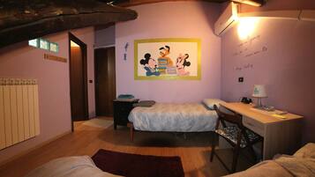 Daunenbettdecken, Schreibtisch, laptopgeeigneter Arbeitsplatz