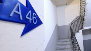 A staircase with a blue arrow sign pointing to the right, labeled 'A 46'. - A46 Foresteria Lombarda (Monza)
