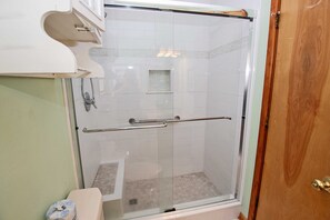 Douche, serviettes fournies
