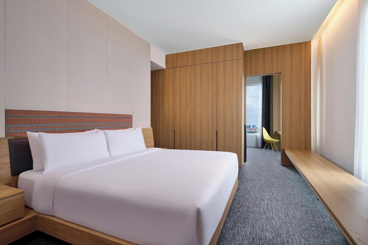 Urban, Suite, 1 Bedroom | Bar mini, peti besi dalam bilik, meja, ruang kerja komputer riba