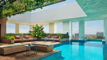 Piscina externa, funciona das 6h às 18h, espreguiçadeiras