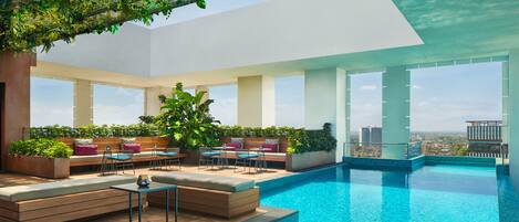 Piscina a l'aire lliure (horari: 06:00-18:00) i gandules