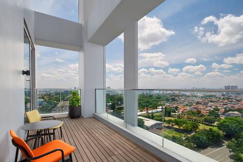 Studio, 1 King Bed, Non Smoking, City View | Minibar, in-room safe, desk, laptop workspace