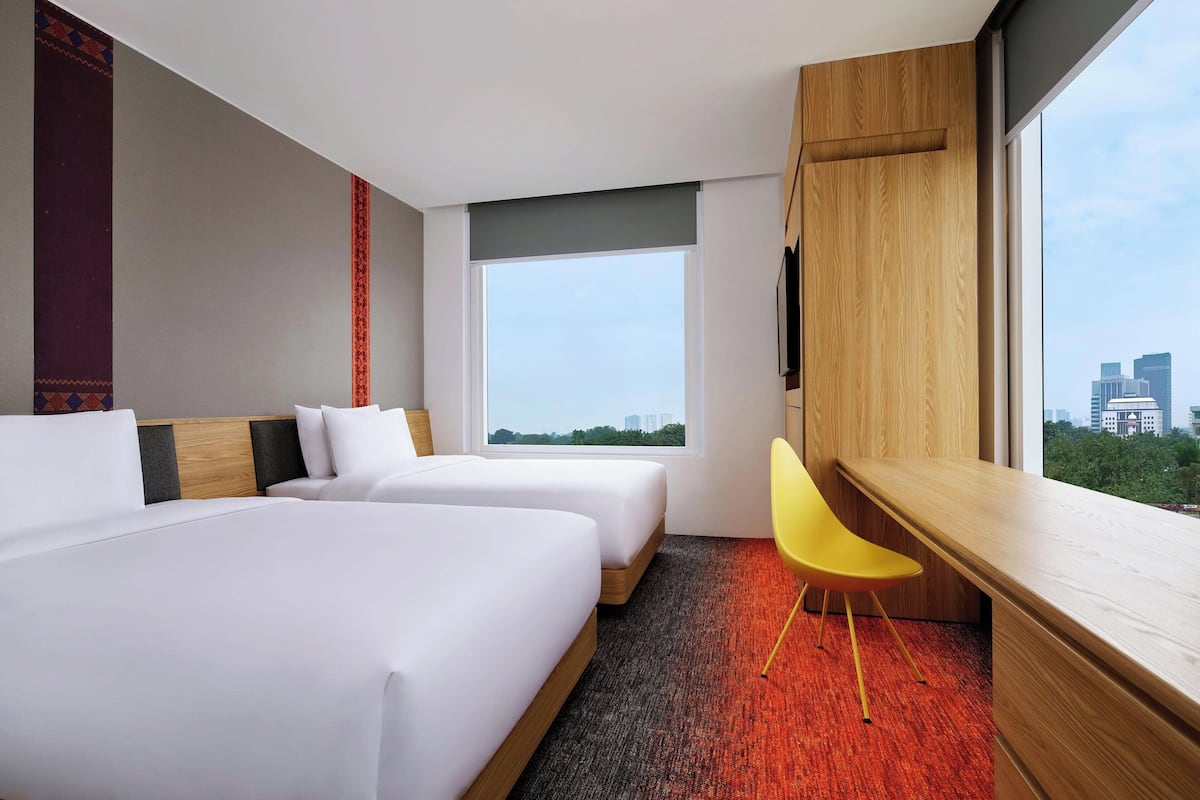 Deluxe Room, 2 Katil Bujang (Single) | Bar mini, peti besi dalam bilik, meja, ruang kerja komputer riba