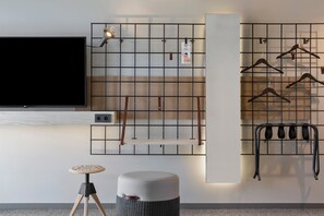 Escritorio, espacio para trabajar con laptop y cunas gratuitas 