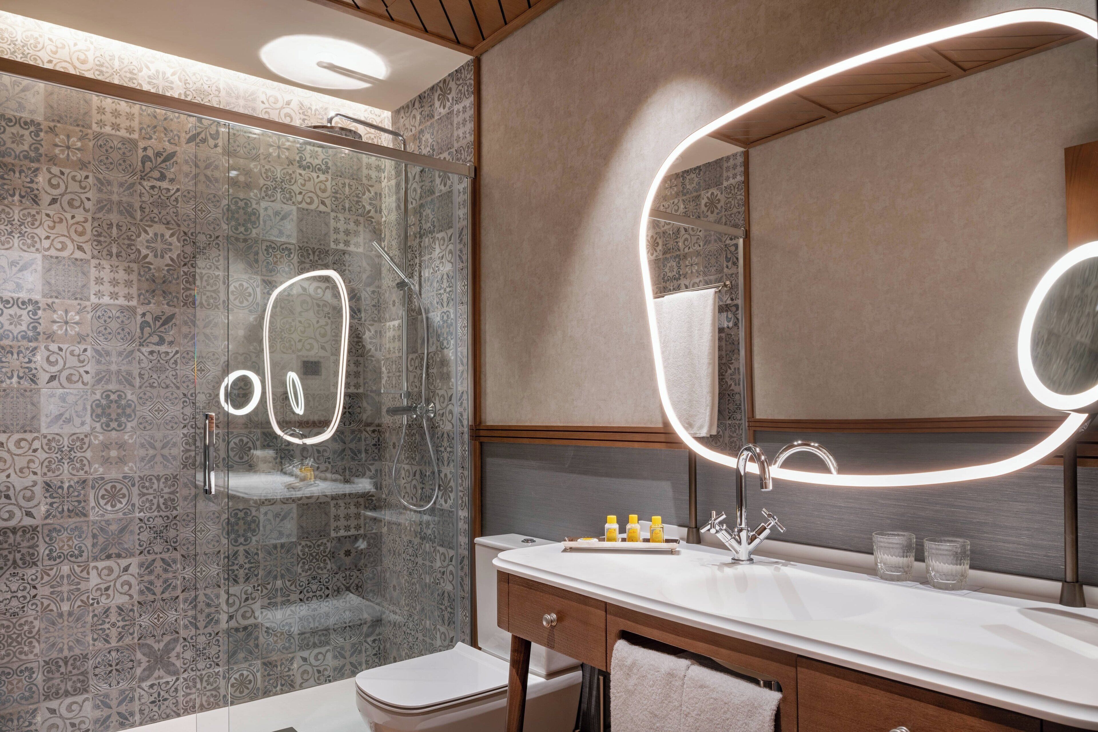 premium room, 1 king bed, non smoking, city view | bathroom | hydromassage showerhead, free toiletries, hair dryer, bathrobes