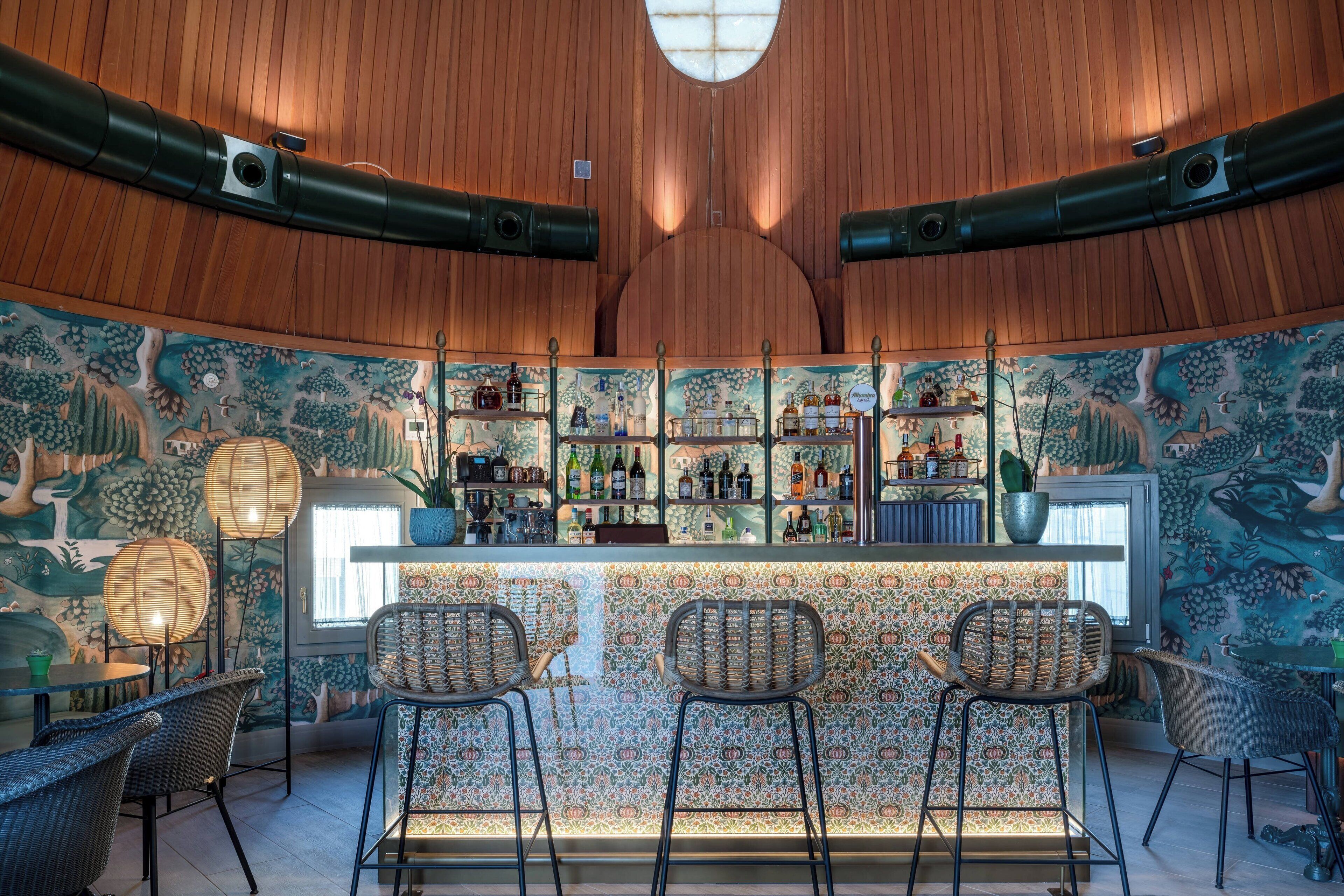 2 bars/lounges, cocktail bar