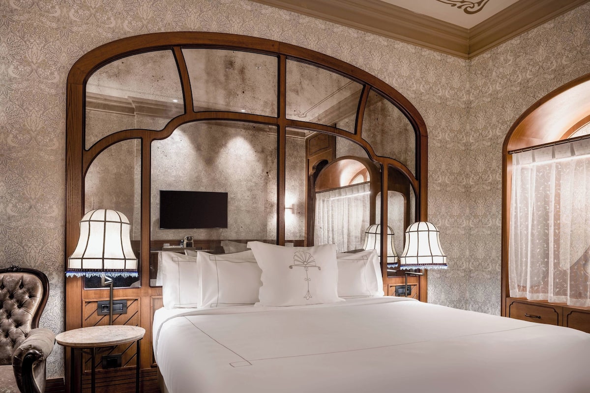 Deluxe kamer, 1 queensize bed, niet-roken, uitzicht op stad | Een minibar, een kluis op de kamer, individueel gemeubileerd, een bureau