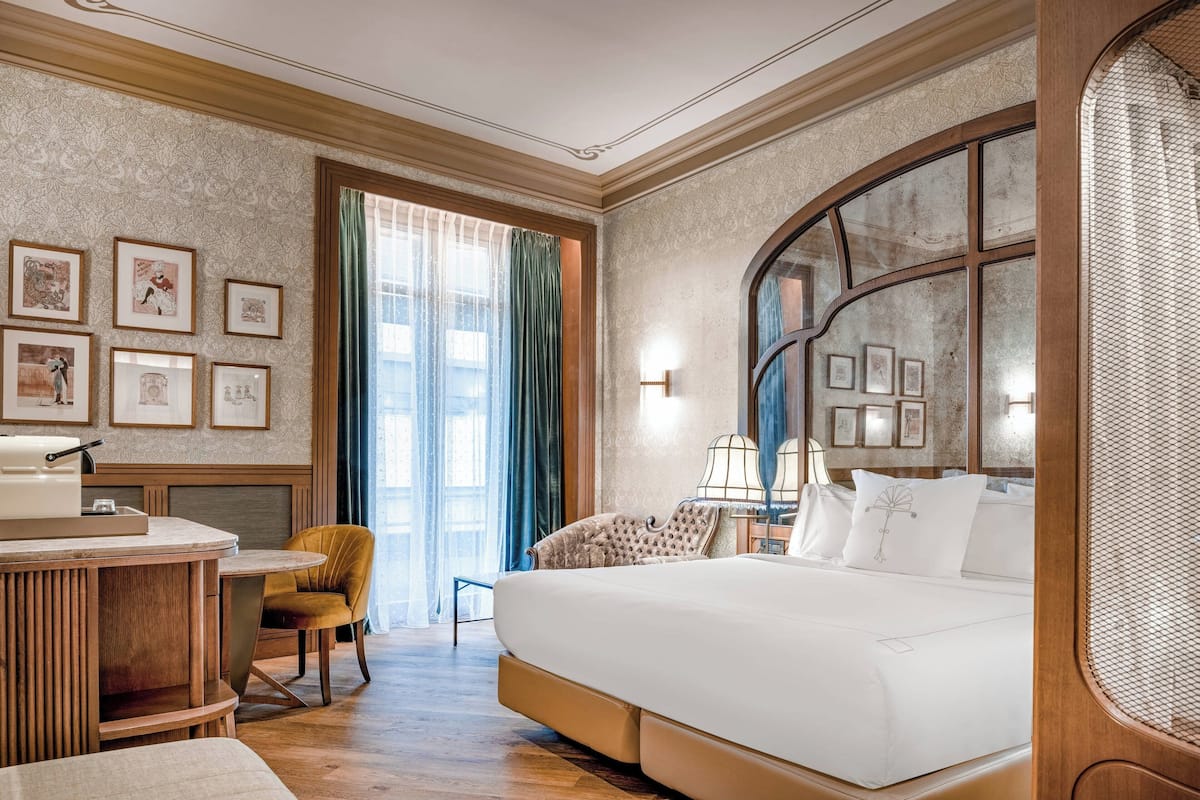 deluxe room, 1 king bed, non smoking, city view | minibar, in-room safe, individually furnished, desk