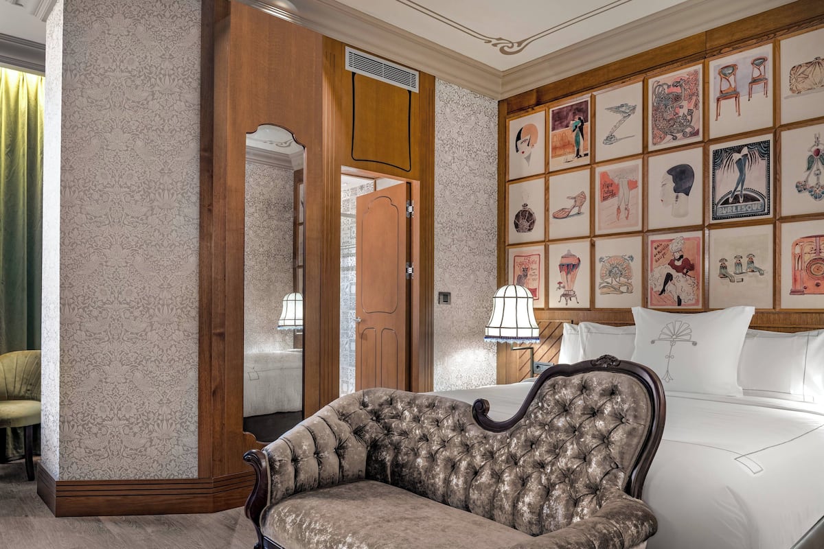 Deluxe kamer, 1 kingsize bed, niet-roken, uitzicht op binnenplaats | Een minibar, een kluis op de kamer, individueel gemeubileerd, een bureau