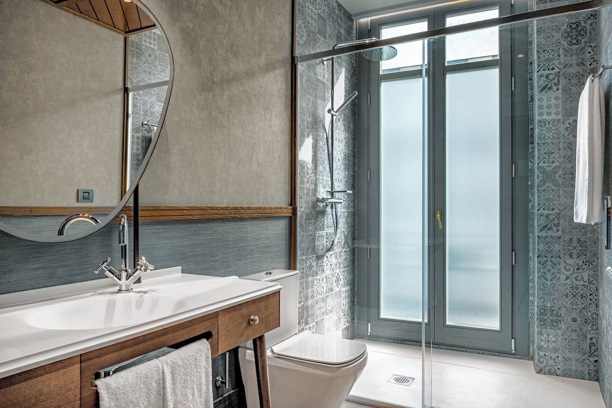 hydromassage showerhead, free toiletries, hair dryer, bathrobes