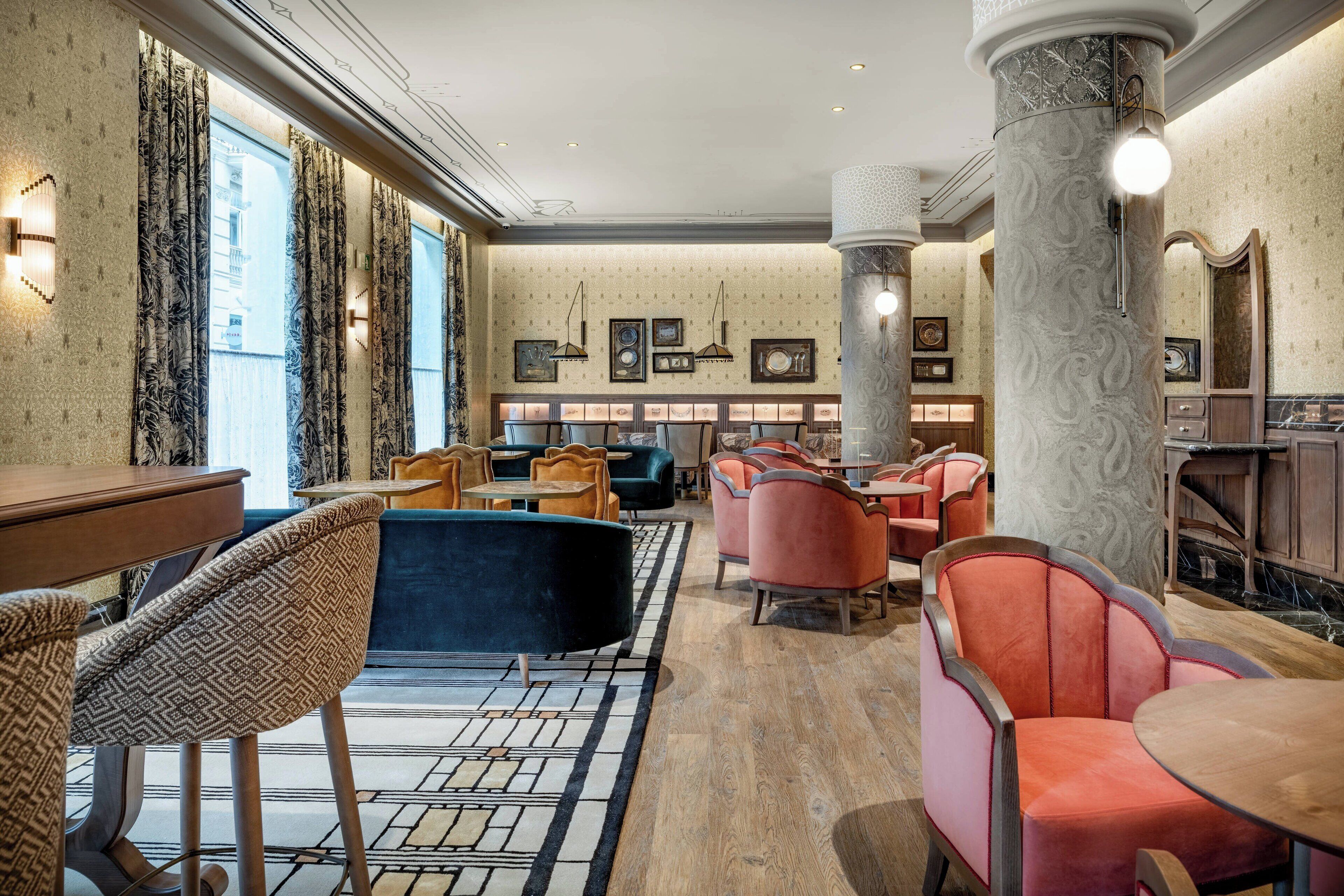 2 bars/lounges, cocktail bar